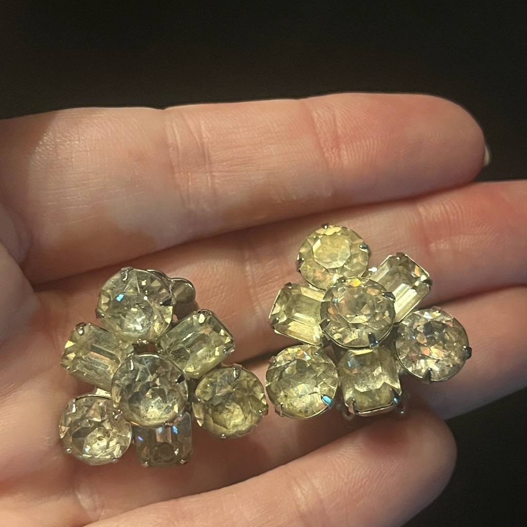 Vintage Eisenberg Floral Crystal Clip Earrings 19$
